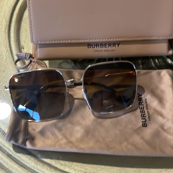 Burberry sunglasses - Picture 3 of 14